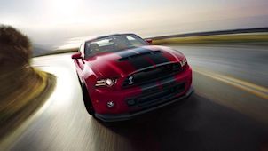Der Ford Mustang Shelby GT500 in Ruby Red Metallic, von vorne
