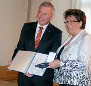 Markus Ferber mit Barbara Stamm bei der Verleihung der bayrischen Verfassungsmedaille