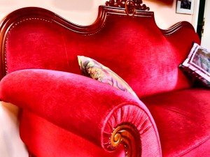 Haus am Drachenloch das rote Sofa by SchulzPhotographie