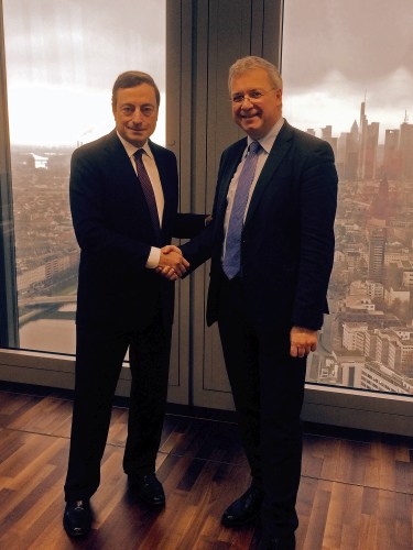 Markus Ferber und Mario Draghi in Frankfurt/Main
