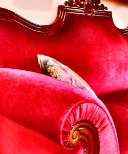 weinhotel drachenloch rote sofa