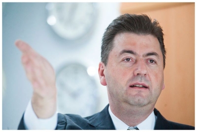 robert halver portrait