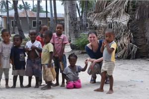 Seira Fischer mit Waisenkindern in Tansania